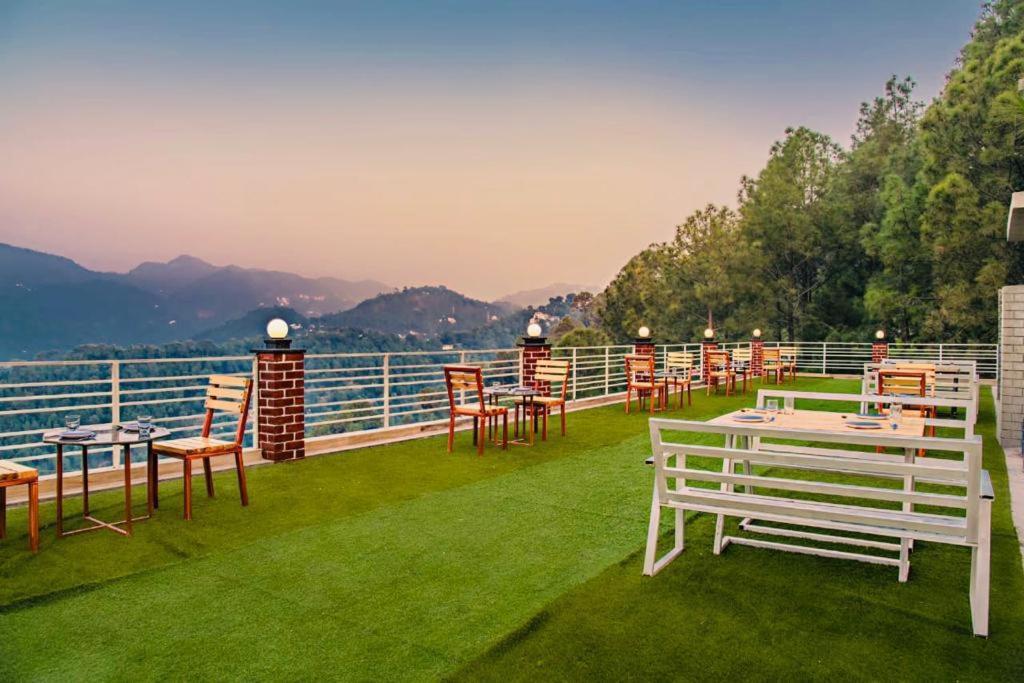 Hillcrest Heights Bed and Breakfast Kasauli Buitenkant foto